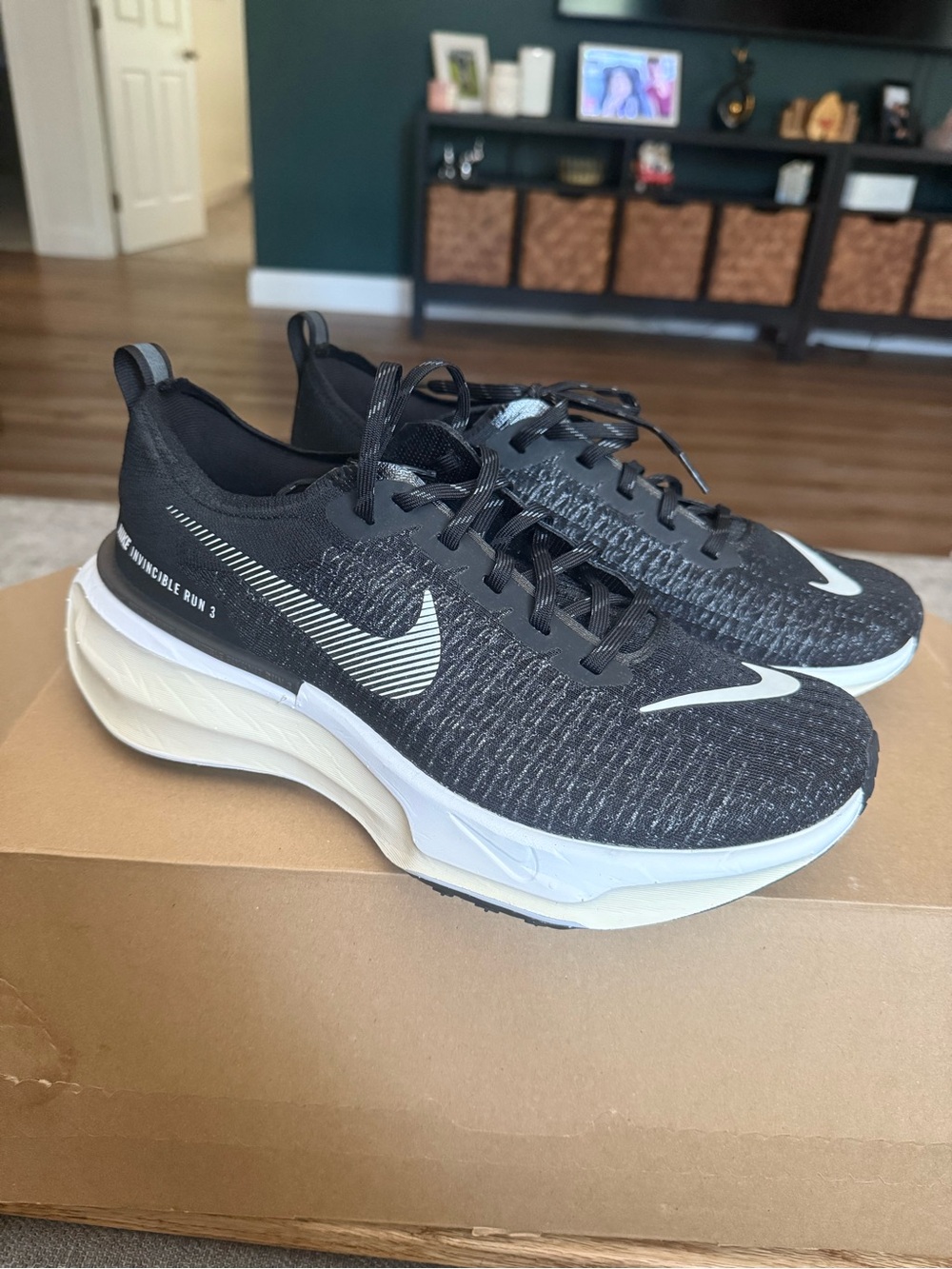 NWT Nike ZoomX Invincible Run Flyknit 3 'Black White' - Picture 2 of 9